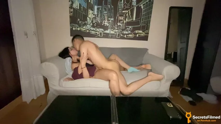 Секс на диване с симпатичной девушкой