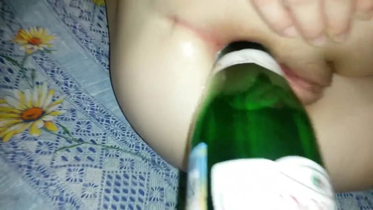 Бутылка в пизде | Порно фото девушек с бутылкой в пизде