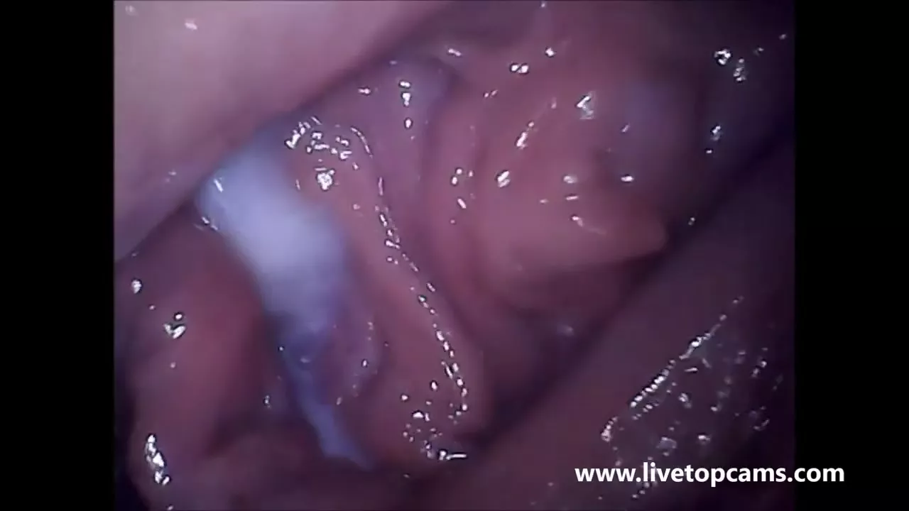 Девушка засовывает в вагину камеру и показывает влагалище
