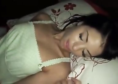 Возбуждённая пара занялась домашним сексом перед вебкамерой лёжа на кровати
