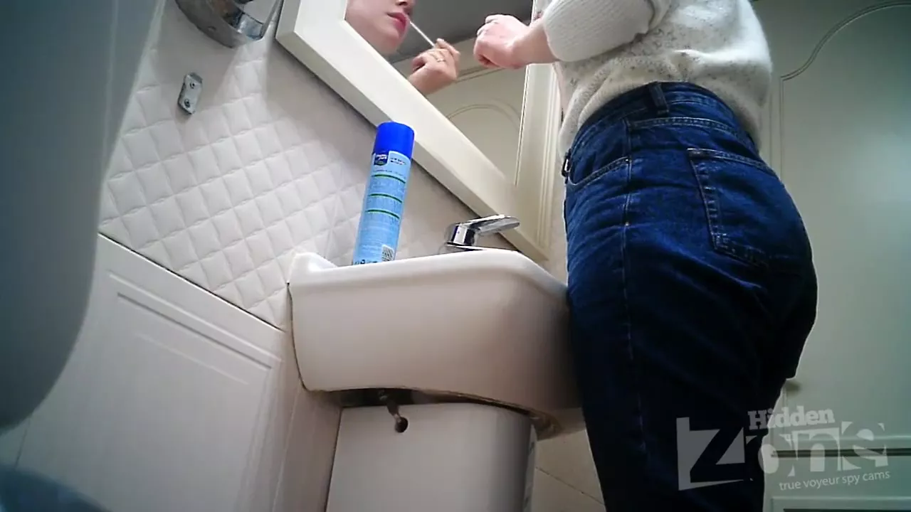 Девушки писают в туалете на скрытую камеру вид снизу порно видео