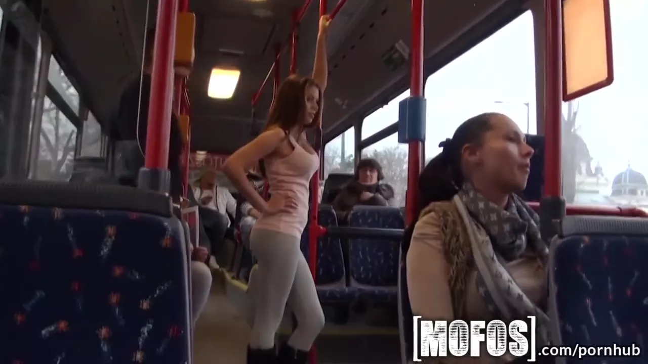 Любительское порно: дрочит в автобусе парень на девушку