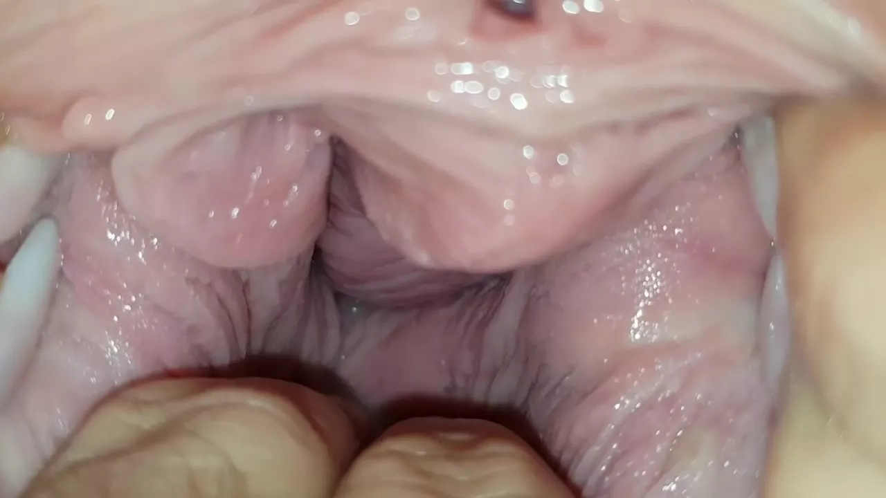 Порно видео зрелая женщина мастурбирует с большим клитором